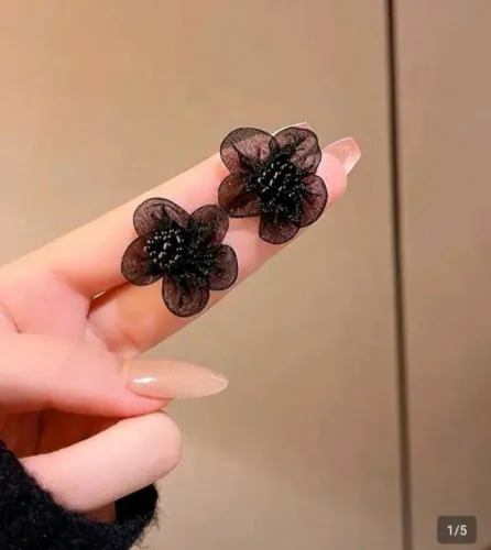 Brinco de flor preta elegante 