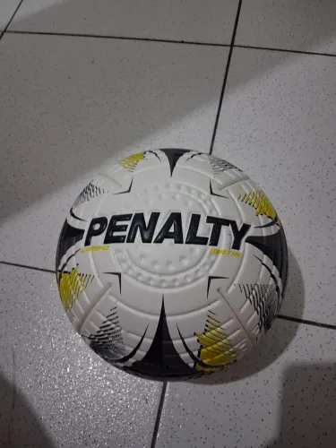 Troco essa bola, por tênis de vôlei tamanho 43.