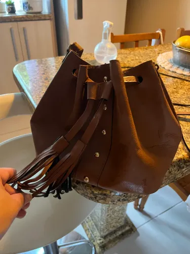 Bolsa pequena com alça grande