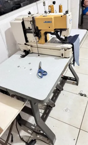 caseadeira quadrada da marca JUKI, tudo funcionando normal, só pegar é trabalhar!