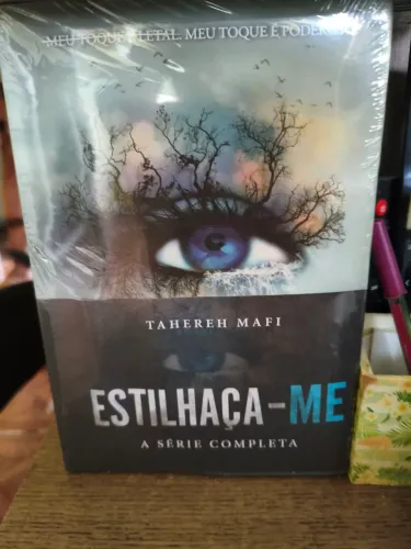 Esta é a coleção de livros da série Estilhaça-me de Tahereh Mafi.