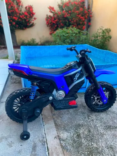 Moto elétrica estilo motocross. Funcionando tudo perfeitamente. Por Mil Reais.