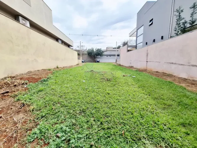 Terreno de 250m² à venda em condomínio - Vila do Golf