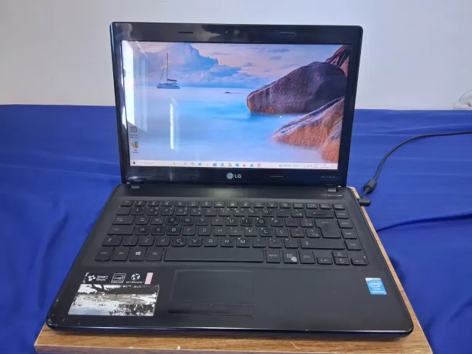 Notebook LG ( Obs: só funciona com o carregador conectado )