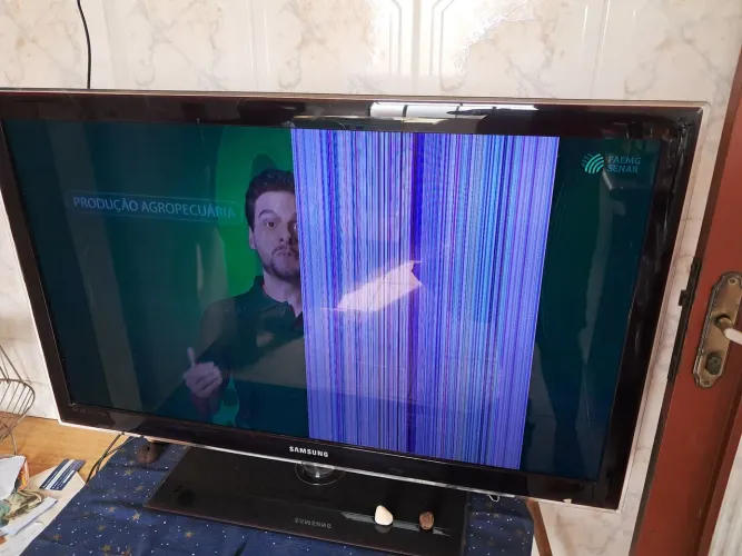 03 TVs com defeito e controle remoto 