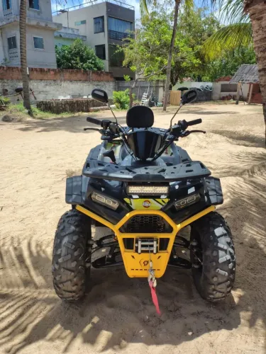Vendo quadriciclo semi novo .