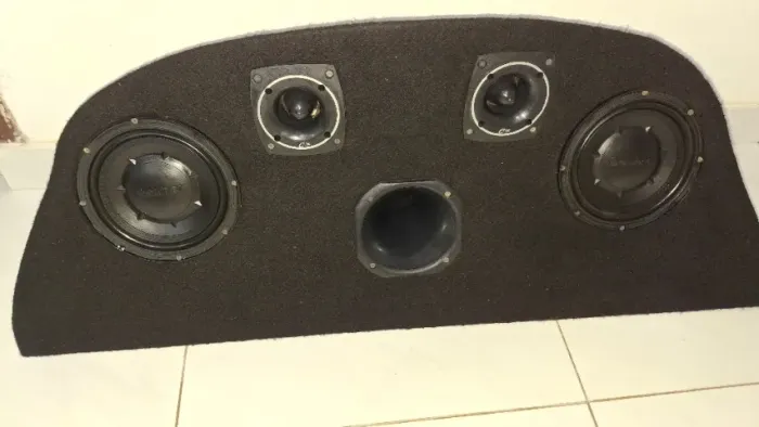 Vendo som automotivo no tampão de Fusca