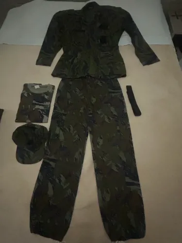 Roupa camuflada completa 