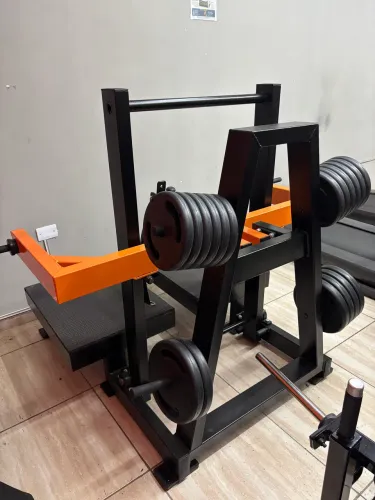 Belt squat ( agachamento sumo )