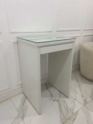    Mesa lateral branca com tampo de vidro