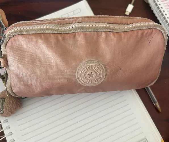 estojo original Kipling,  Gitroy (duas divisórias)  metalizado/rose gold.