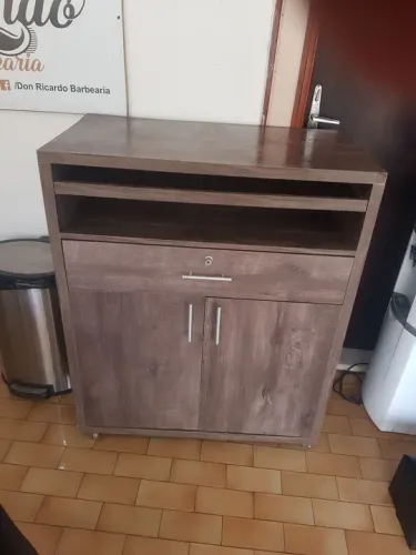 Armário de madeira com 2 portas e 1 gaveta
