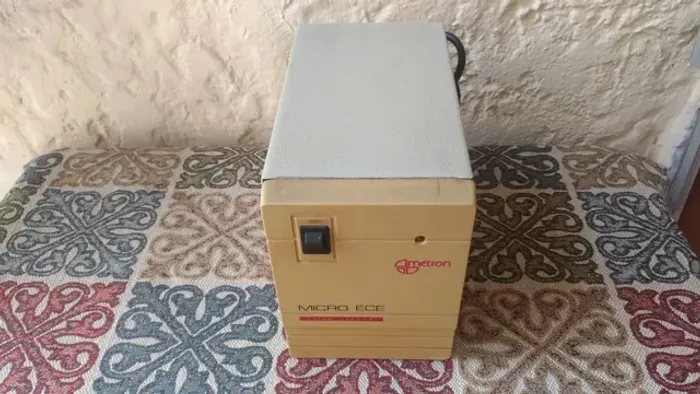 Estabilizador 800VA, branco, potente, bom estado. E outros.