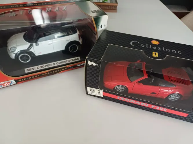 Duas miniaturas na caixa