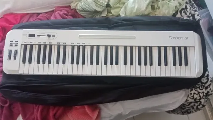Imperdível Controlador Midi Samson Carbon 61