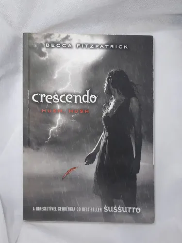 Livro "Crescendo" da Saga Hush Hush