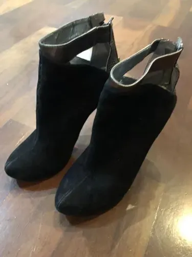 Sandálias e Botas - Tam. 33 - Leia o anúncio.
