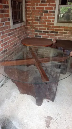 Mesa de Centro em Madeira Maciça com Tampo de Vidro