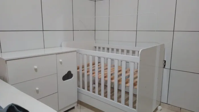 Berço tipo americano acompanha colchão