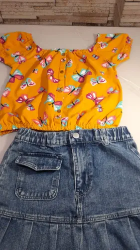 Vendo Conjunto Blusa Malwe kids e saia jeans seminovo T- 10 anos
