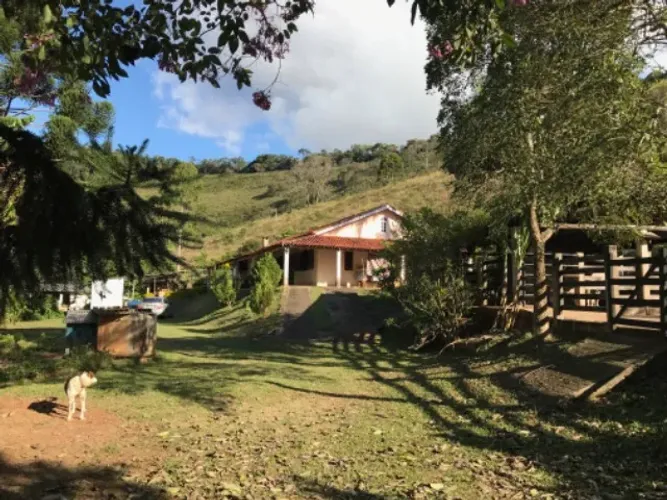Belo Sítio em Olaria-MG com ampla casa de 4 quartos e 60.000m2 de terreno