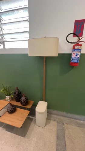 Luminária de Chão Design Moderno | Haste em Madeira e Base em Concreto