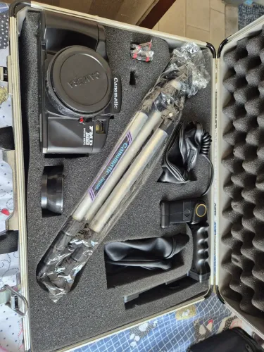 Câmera Fotográfica antiga com maleta e acessórios 