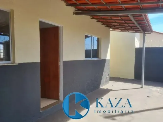 CASA DOIS QUARTOS SOZINHA NO LOTE E ÔNIBUS NA PORTA