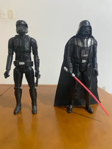 Bonecos Darth Vader e Death Trooper