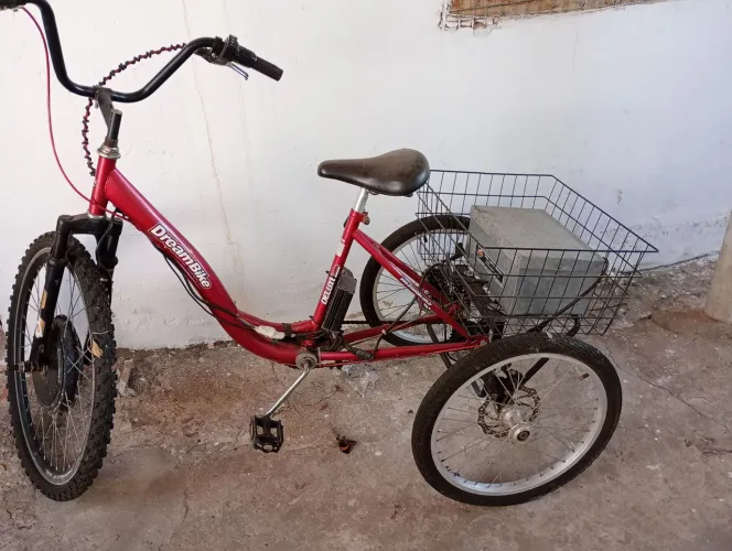 Triciclo com motor sem bateria.