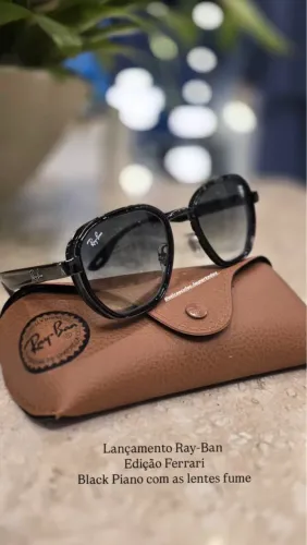Óculos de Sol especial edição ..Ray-Ban Ferrari Black Piano com Lentes Fume