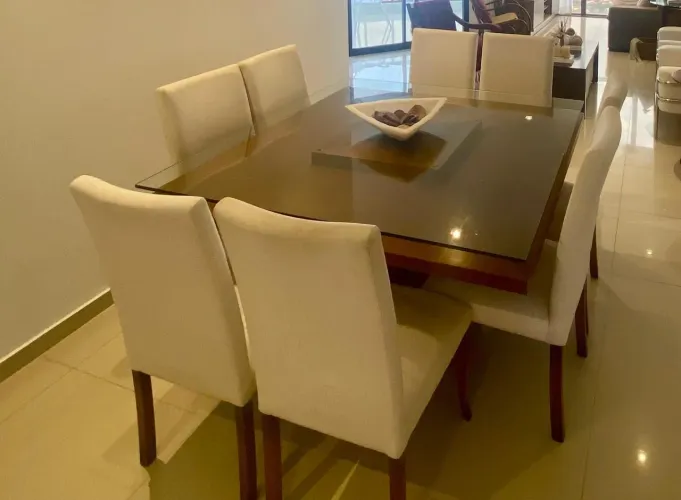 Vende-se SÓ Mesa de jantar quadrada de madeira e tampo de vidro 8 lugares