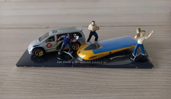 Hot Wheels Solar e Van Com 3 Personagens. 