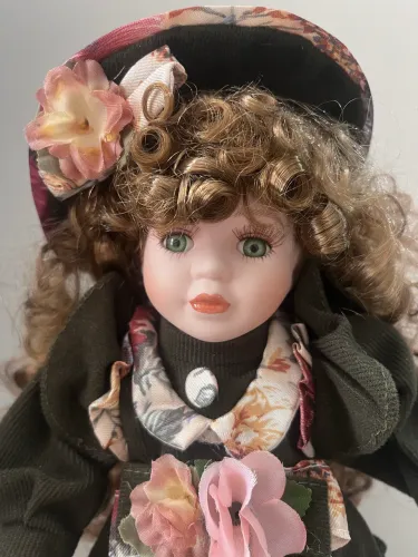 Boneca de porcelana sentada