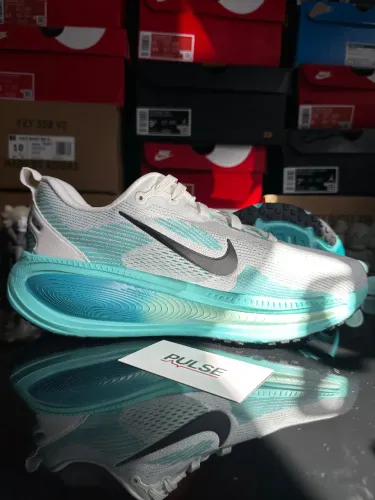 Nike Vomero 18 Ciano - tamanho 41BR, original