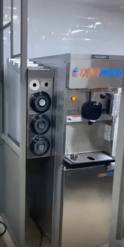 Máquina de sorvete da tecnofreezer usada. De até 5 vezes no cartão.