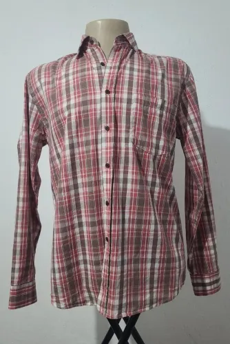 Camisa xadrez vermelha tamanho M, bonita, bem confortável, tecido macio. 