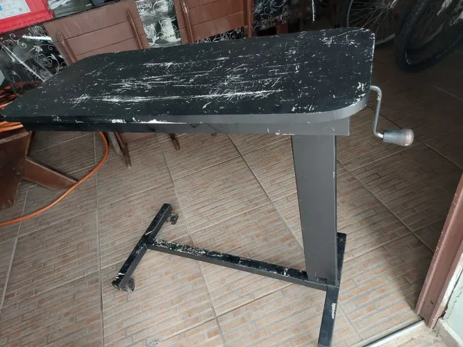 Escrivaninha Ajustável Preta com Detalhes