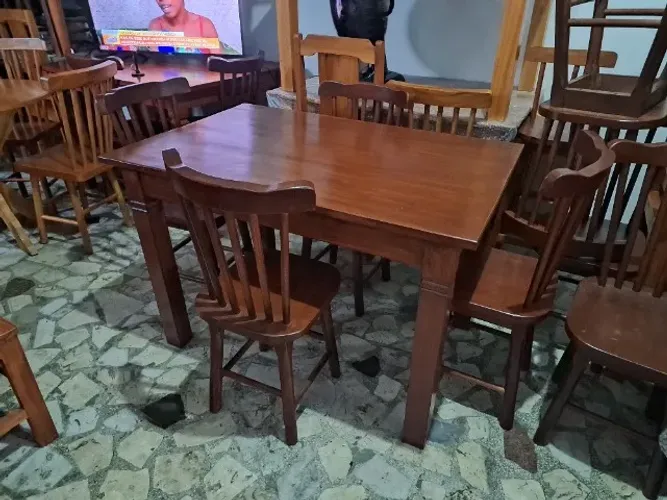Mesa de jantar com 4 cadeiras de madeira maciça
