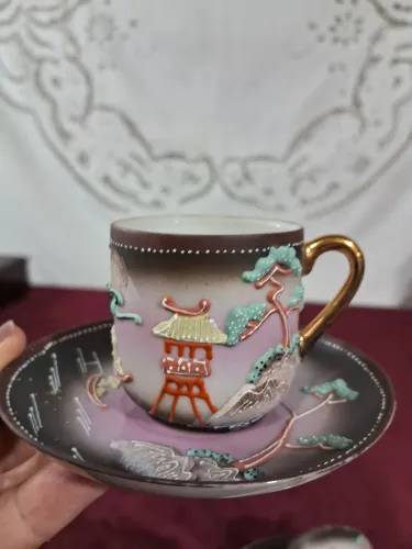 Conjunto de 2 xícaras com pires - Porcelana temática oriental / pintura em relevo<br>