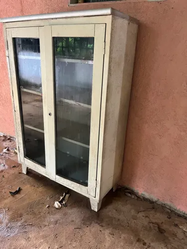 Estante aço com portas de vidro 