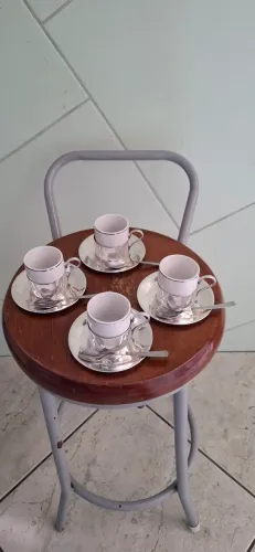 Jogo 4 xícaras porcelana Pozzani base, pires e colheres inox. 