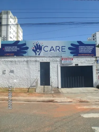 Casa comercial no Jardim America (acima da T-63 prox. da Goias Fechaduras)