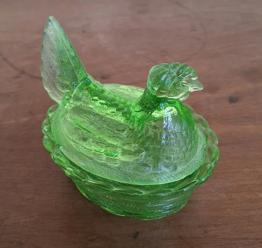 ANTIGA GALINHA MANTEIGUEIRA COLECIONÁVEL EM VIDRÃO NA COR VERDE, ANTIGUIDADE, RELÍQUIA.