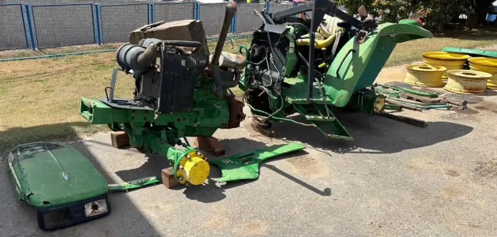 Trator John Deere 5078E 2012 acidentado. 