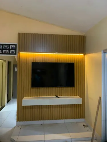 Painel de TV moderno com iluminação embutida