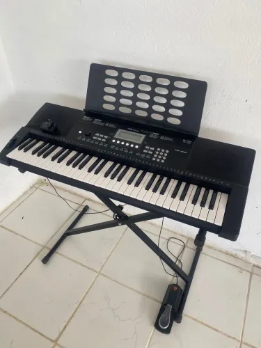 Teclado Reves KB 330 Ótimo Estado com Pedal Sustain e porta Partitura