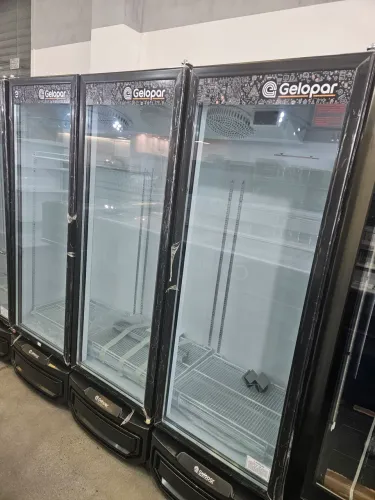 cervejeira expositora 3 portas de 1450L Gelopar - a pronta entrega