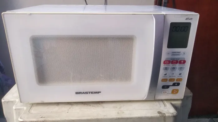 Vendo micro-ondas Brastemp 220 volts, com dourador modelo -BMF45BBNA.