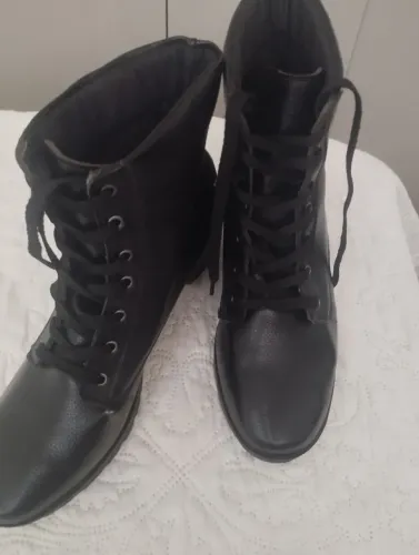Bota feminina preta com cadarço